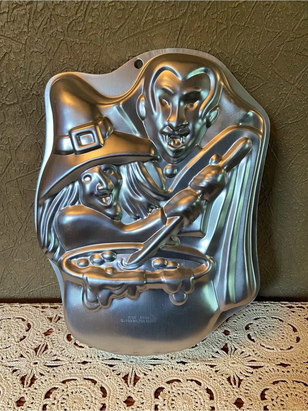 WILTON Vintage 90s Monster Party Halloween Cake Pan Dracula Vampire Witch